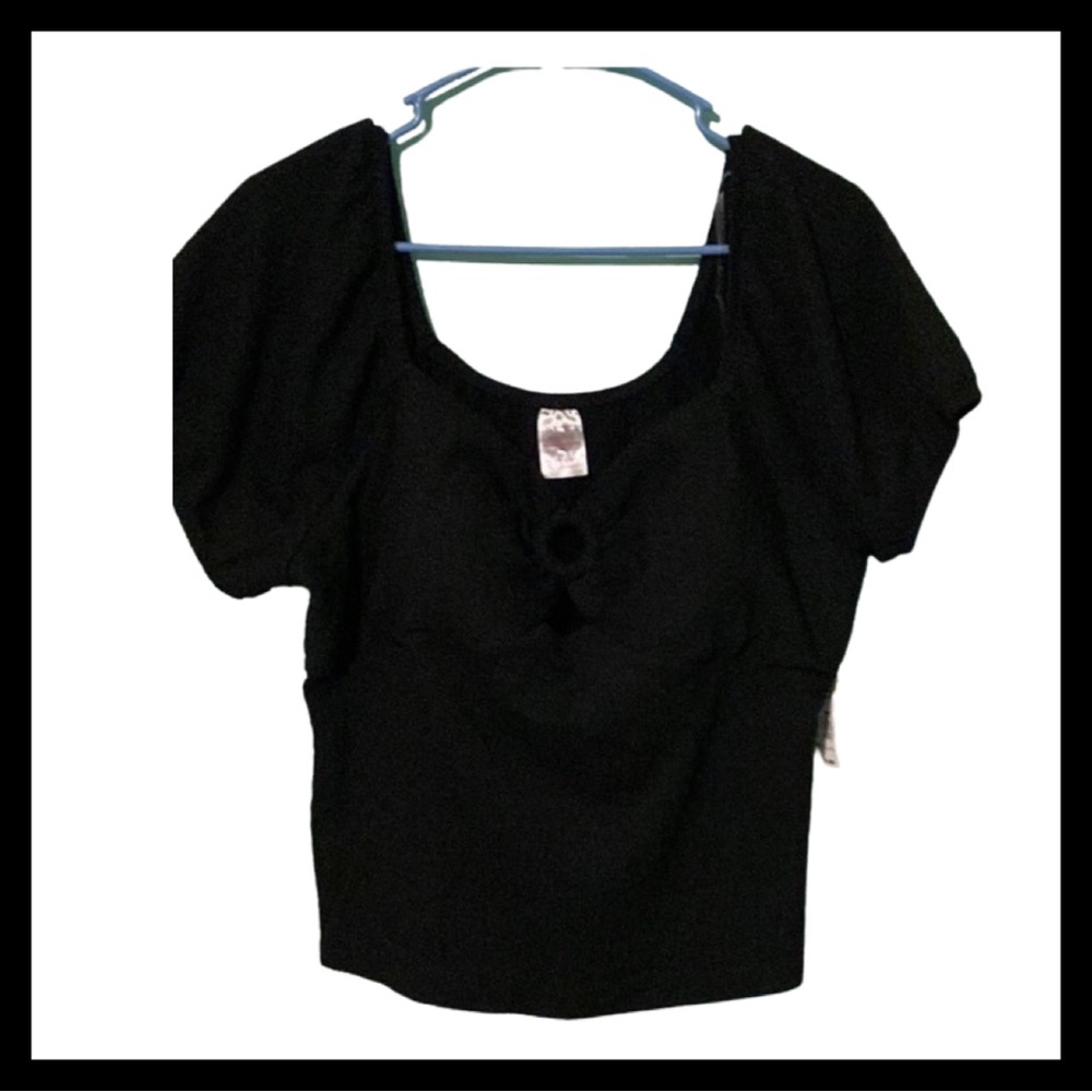 No Boundaries Black top $3 if bundled with 2 more items